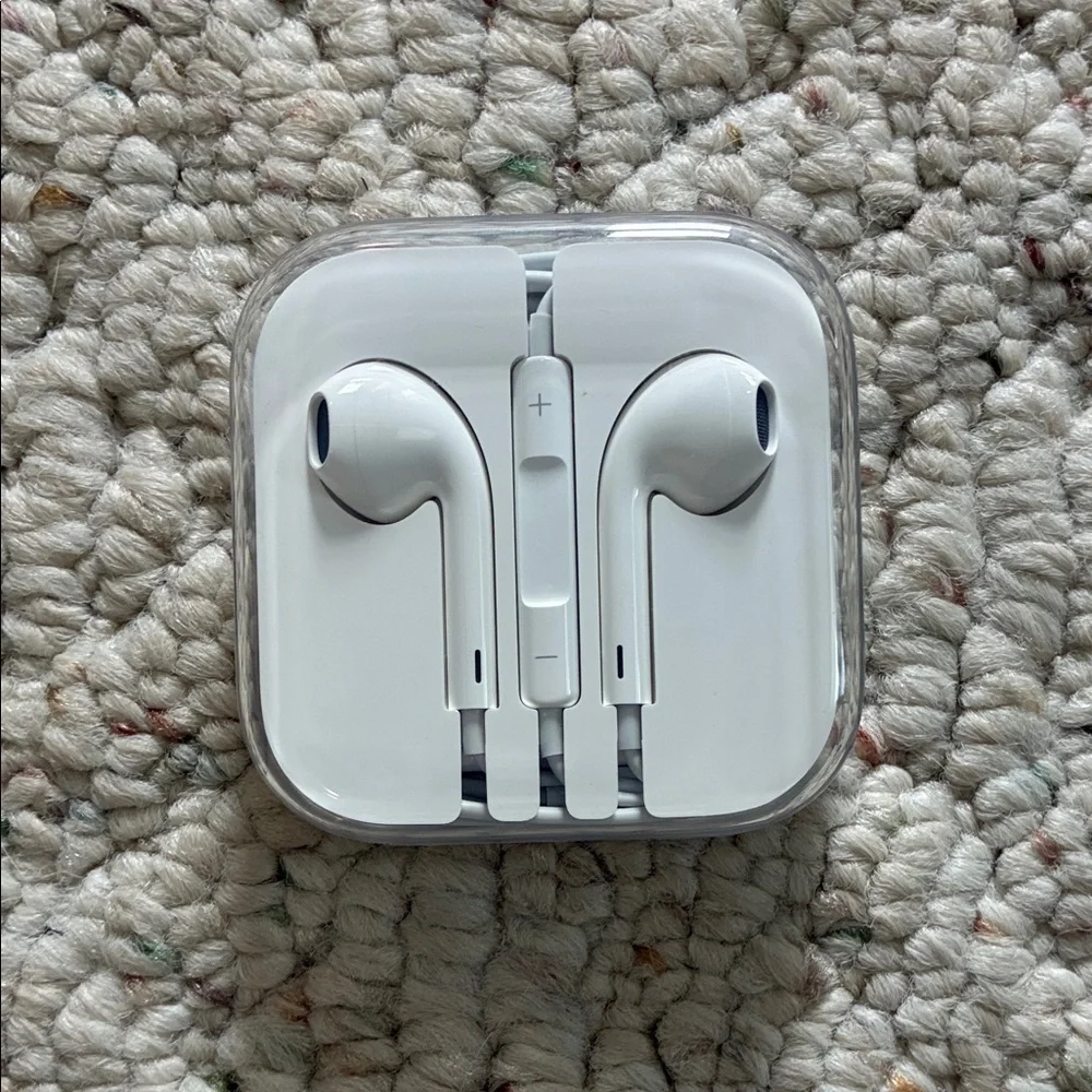 NWT Apple White Wired EarPods Headphones with Lightning Connector